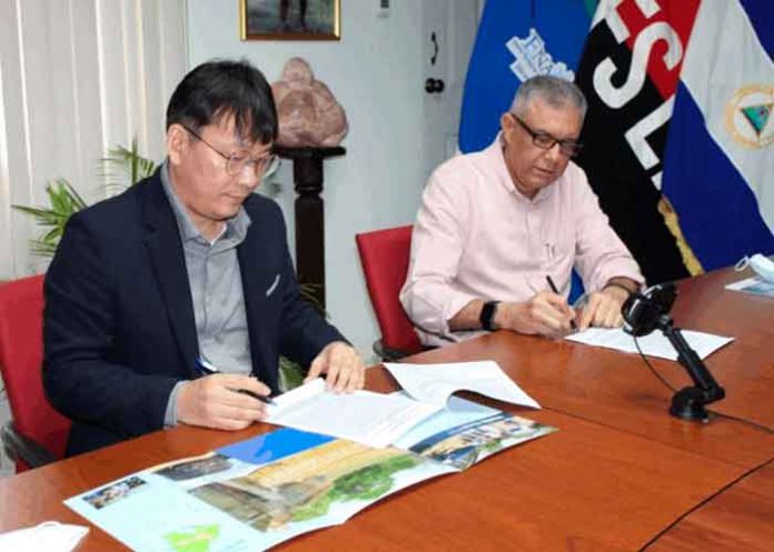 ENACAL firma contrato para la ampliación de saneamiento en Juigalpa
