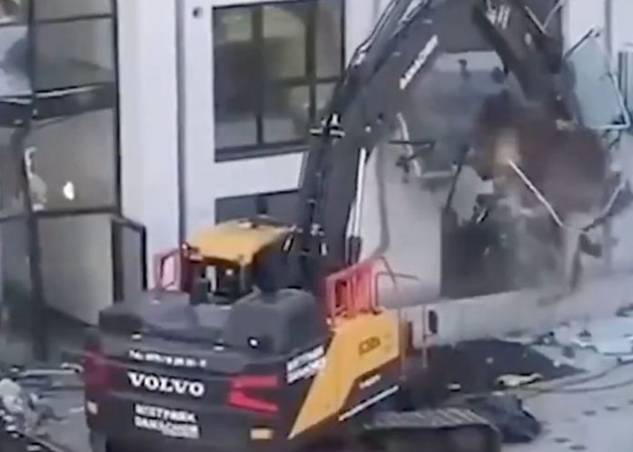 Foto: Contratista destruye un edificio que construyó porque no recibió su pago / Twitter