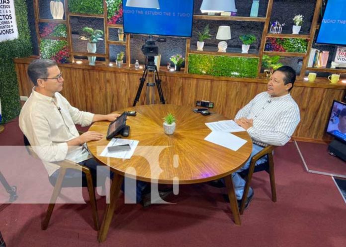 Salvador Vanegas, asesor en temas de educación, en Estudio TN8 para hablar de la Cruzada Nacional de Alfabetización