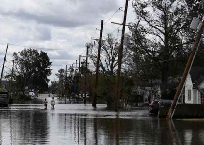 Evacuación de personas tras sufrir inundaciones por el huracán Ida