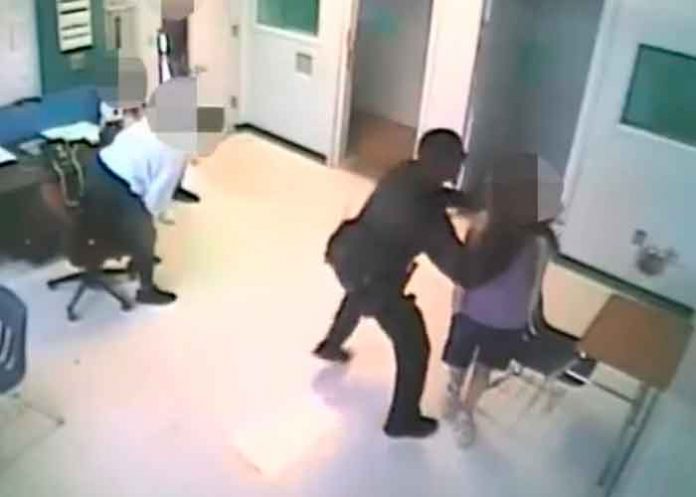 Brutal: Un policía estadounidense agarró del cuello una niña y la tiró al suelo