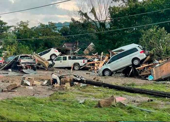 Carros dañados por severas inundaciones al sur de EE.UU.