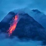 Volcán indonesio continua expulsando lava y caliente ceniza