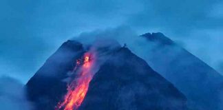 Volcán indonesio continua expulsando lava y caliente ceniza