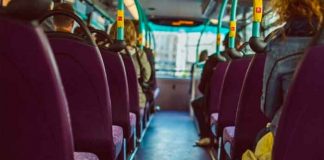 Niegan a joven subir al bus en España por llevar "atrevido escote"