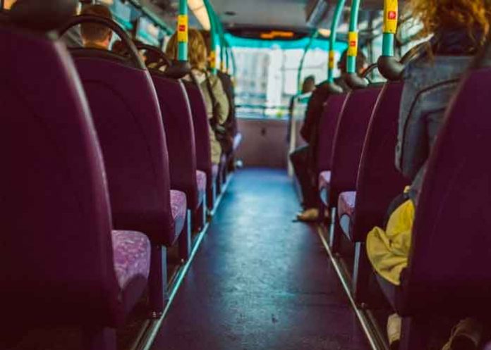 Niegan a joven subir al bus en España por llevar 