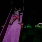 ¿Real o fake? Captan fantasma jugando con una niña en un parque