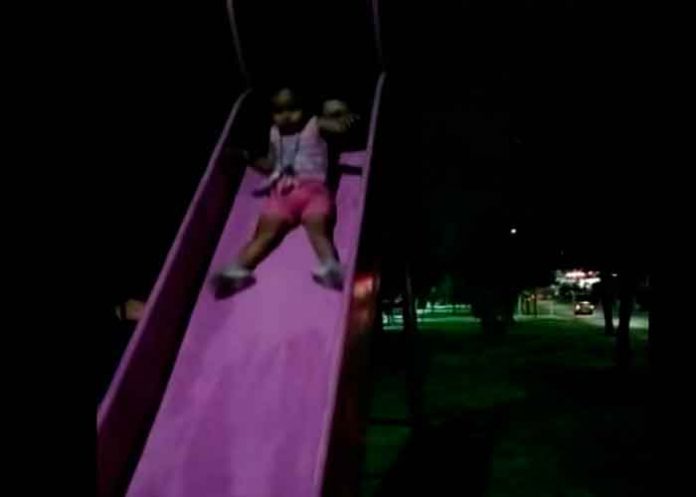 ¿Real o fake? Captan fantasma jugando con una niña en un parque