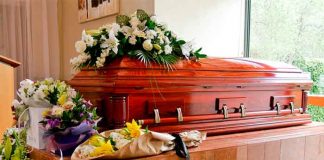 En pleno funeral mujer "perrea" en ropa interior sobre el ataúd de su novio