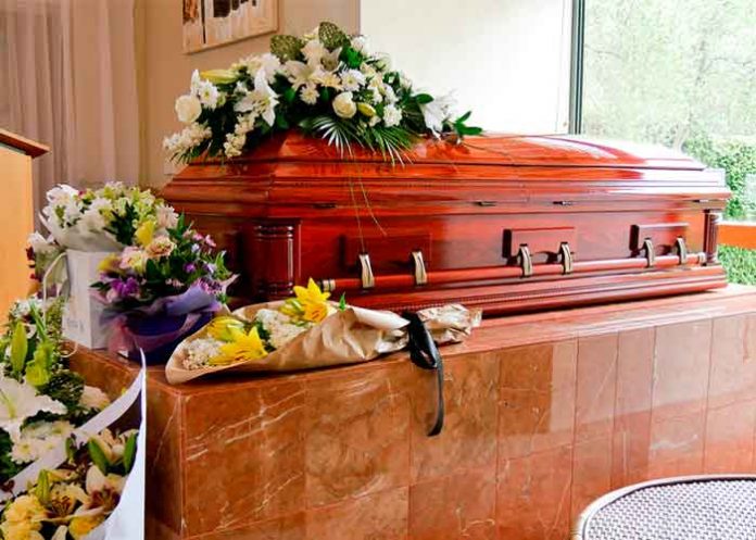 En pleno funeral mujer 