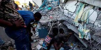 Personas en los escombros de un edificio tras el terremoto en Haití