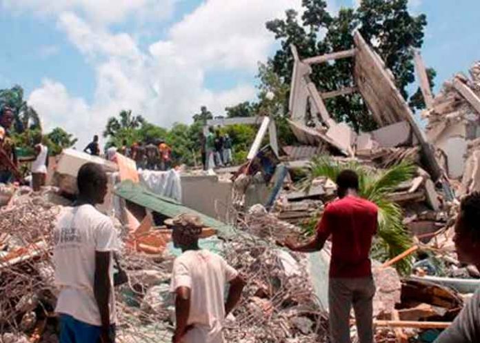 Varias personas en labores de rescate tras el terremoto en Haití