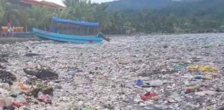 Toneladas de basura inundan los costas de la playa