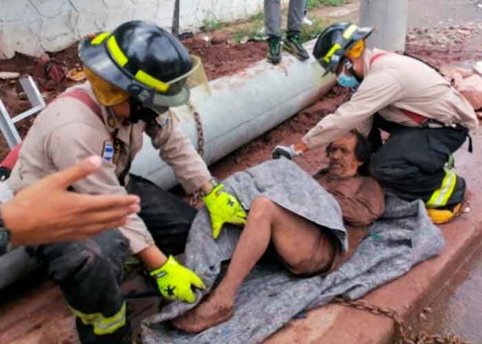 Bomberos rescatan a un anciano que cayó en una alcantarilla