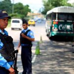 Dos agentes de policía de Honduras en un retén