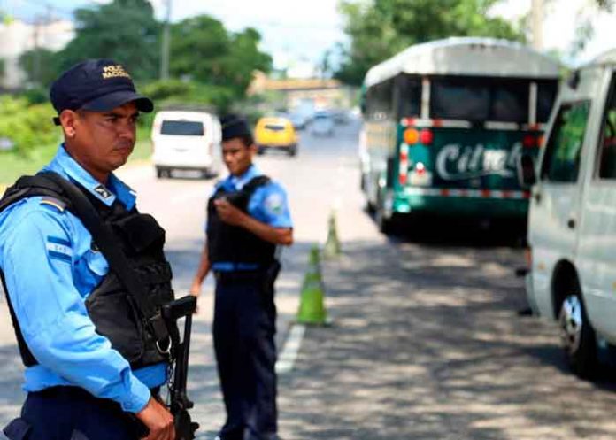 Dos agentes de policía de Honduras en un retén