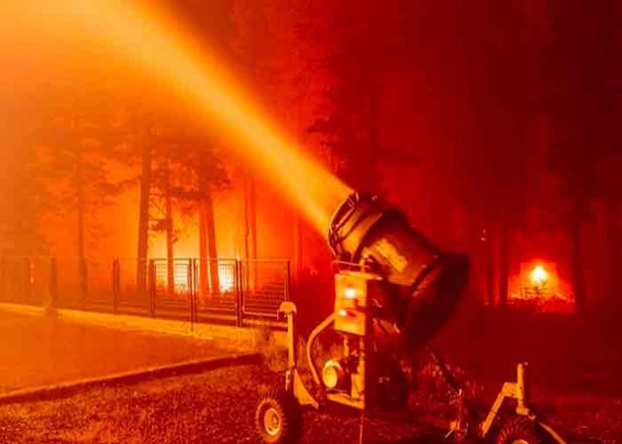 Incendio Caldor obliga a evacuar importante destino turístico de EE.UU