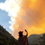 El avance de un incendio en California obliga a evacuar un pueblo entero