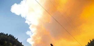 El avance de un incendio en California obliga a evacuar un pueblo entero