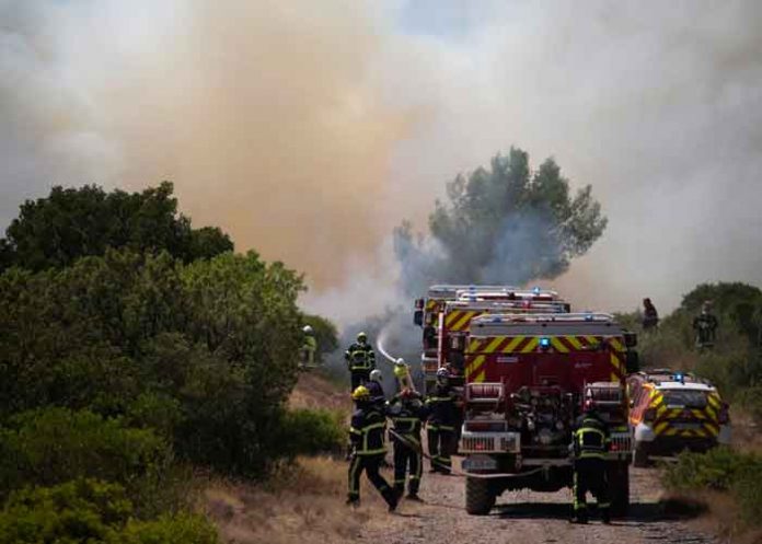 Bomberos luchan contra los incendios en Francia