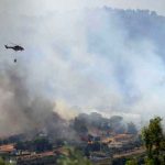 Helicópteros bomberos arrojan agua en los incendios de Atenas