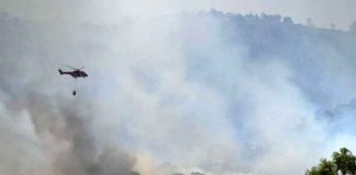 Helicópteros bomberos arrojan agua en los incendios de Atenas