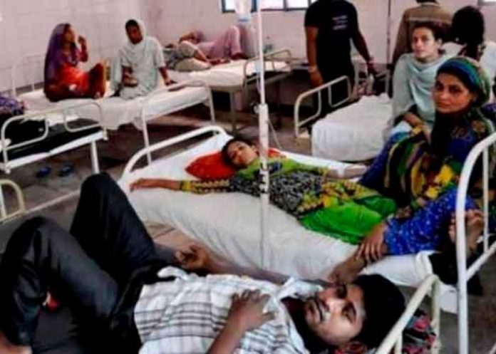 Varias personas en sala de emergencia en la India