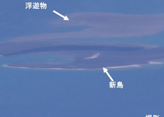 Isla formada por erupción de Fukutoku-Okanoba