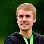 Imagen del cantante Justin Bieber durante un juego de golf / Getty Images vía AFP /
