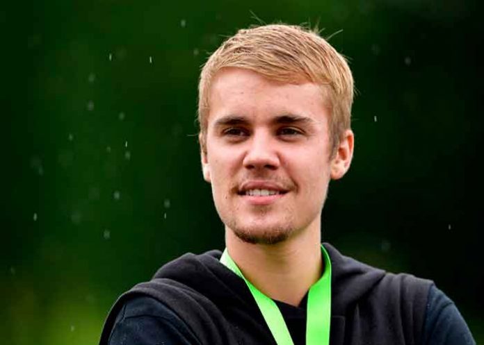 Imagen del cantante Justin Bieber durante un juego de golf / Getty Images vía AFP /