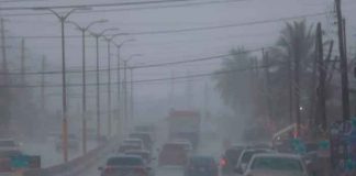 Carros transitan hoy por la Carretera 2 en plenas lluvias y entre la alerta por la posible tormenta tropical Fred, en Vega Alta / EFE/ Thais Llorca /