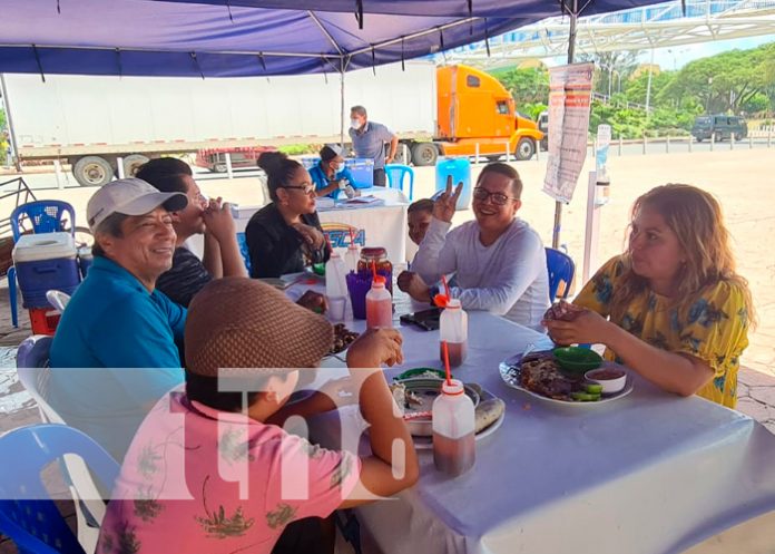 Familias acudieron a degustar de la variedad de mariscos en la Feria del Mar