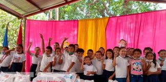 Niños y niñas recibiendo su merienda escolar en Chinandega / FOTO / TN8
