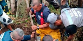 Personas tratando de rescatar a menor tras un alud de tierra