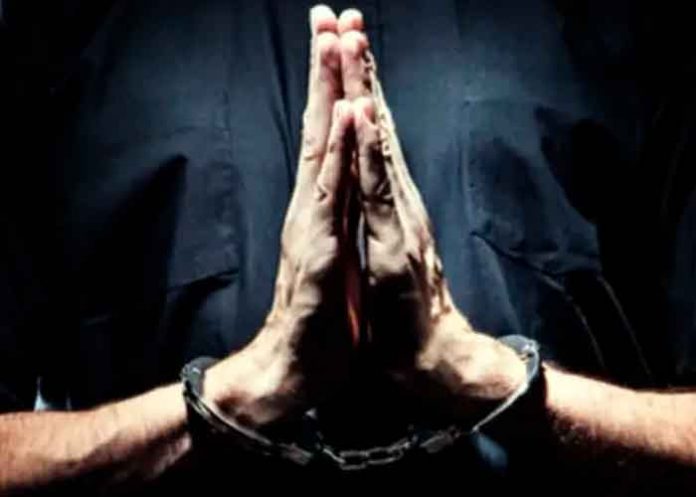 Supuesto sacerdote arrestado por cometer delito