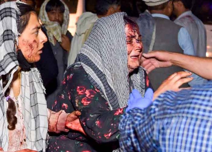 Mujeres heridas llegan a un hospital después de dos explosiones