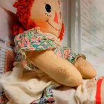 Terrorífico: Mujer muestra muñeca que se mueve sola (video)
