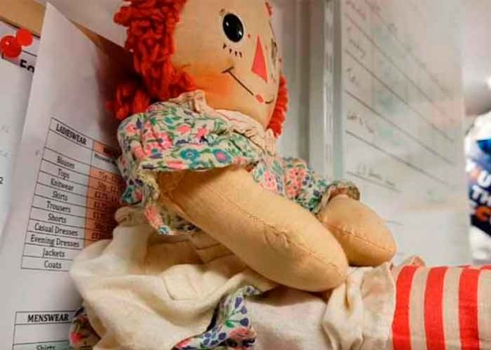 Terrorífico: Mujer muestra muñeca que se mueve sola (video)