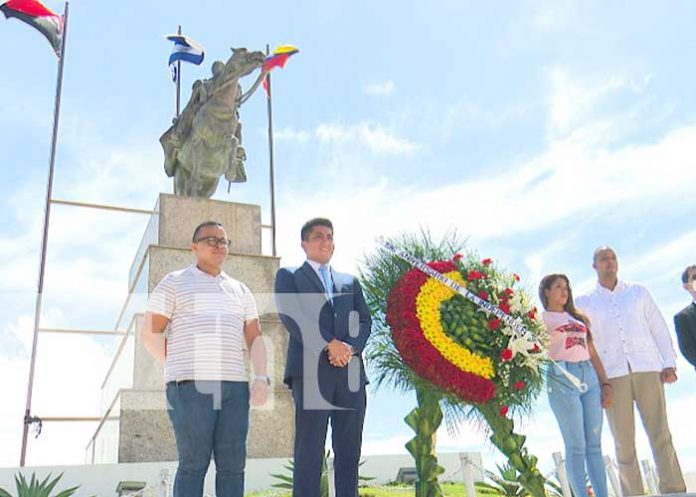 Nicaragua conmemoro esta fecha colocando ofrendas florales en el monumento al prócer independentista Simón Bolívar