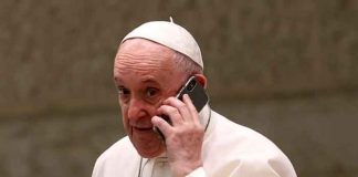 El papa Francisco habla por teléfono durante la audiencia general semanal en el Aula Pablo VI del Vaticano, el 11 de agosto de 2021. / FOTO / AP Photo / Riccardo De Luca