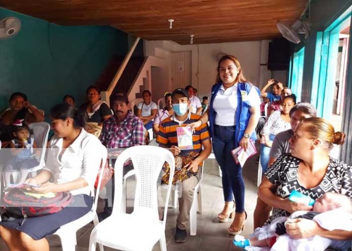 Entrega de paquetes alimenticios a madres en Matiguás