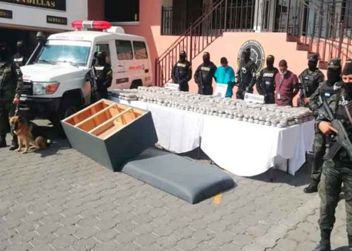 Policía hondureña decomisa 409 paquetes de marihuana en una ambulancia