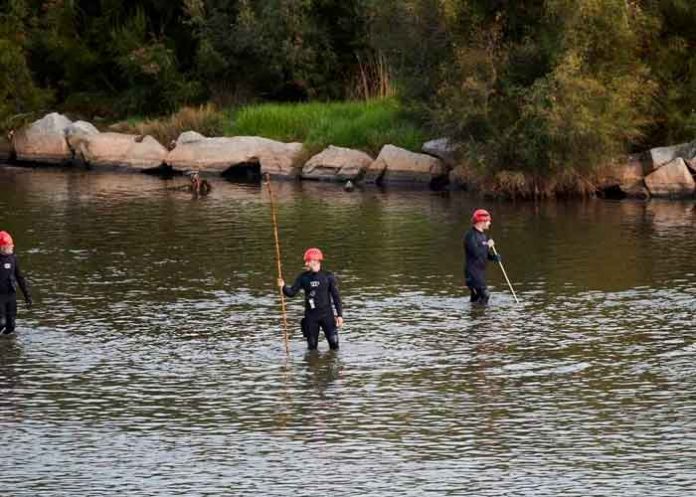 Servicios de Rescate buscan en un río los resto de niño