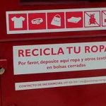 Trágico: Joven murió atrapado en contenedor para donar ropa en España