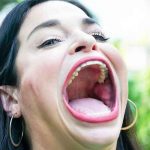 Mujer con la boca más grande del mundo recibe récord Guinness