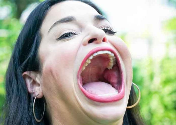 Mujer con la boca más grande del mundo recibe récord Guinness