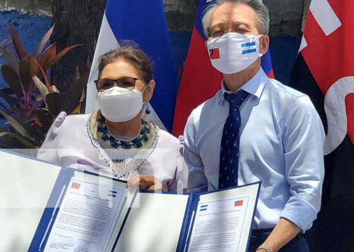Acto de entrega de desembolso por parte de Taiwán para la educación en Nicaragua