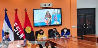 Autoridades educativas de Nicaragua exponiendo sobre las teleclases