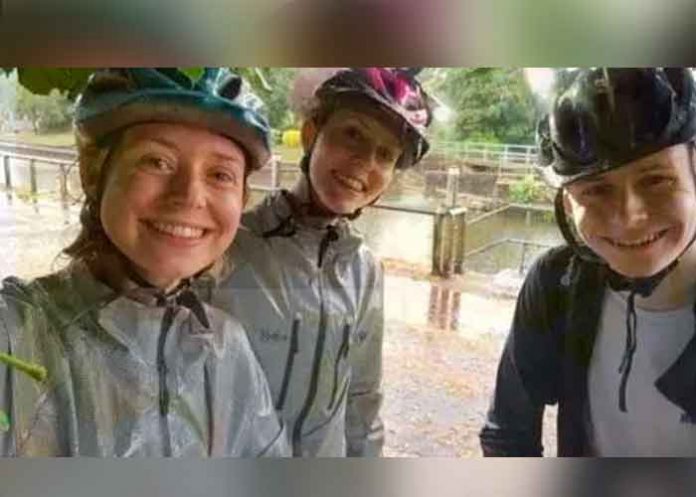 Tres hermanos se toman una selfie justo cuando los golpea un rayo