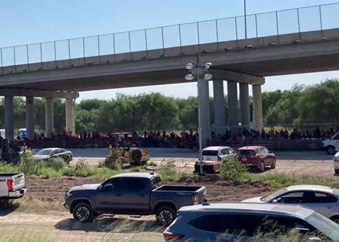 Inhumano: Cientos de migrantes bajo un puente en Texas